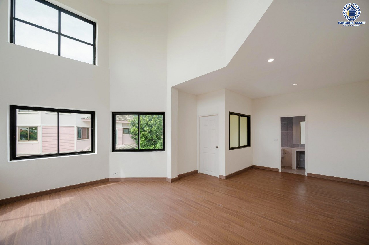 บ้านมือสองตกแต่งใหม่ โครงการ ปฐวีกาญจน์ ประชาชื่น-แจ้งวัฒนะ ทำเลโซนเมือง ดีไซน์สุด Classic ใกล้เซ็นทรัลแจ้งวัฒนะ สนามบินดอนเมือง เดินทางสู่ใจกลางเมืองได้อย่างรวดเร็วด้วย ทางด่วน"ศรีสมาน" และรถไฟฟ้าสายสีชมพู "สถานีเมืองทองธานี" บนเนื้อที่ 61.6 ตร.ว. ฟังก์ชัน 3 ห้องนอน 4 ห้องน้ำ 1 ห้องแม่บ้านพร้อมห้องน้ำ จอดรถได้ 2 คัน